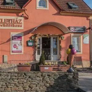 Eingang des Thaimassage-Studios Tschook Di Nuad in Bozsok